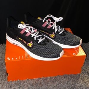 Women’s Nike Running Sneaker!